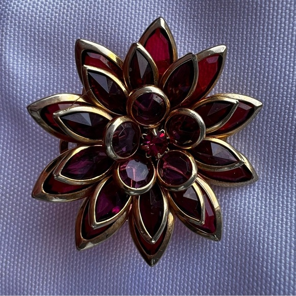 Avon Jewelry - Vintage Avon Flower rhinestone bezel marquise Brooch